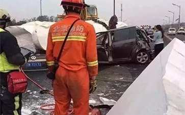 運(yùn)輸佛像的大車側(cè)翻，佛像摔斷，引發(fā)大堵車